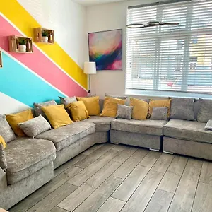  Holiday home Spacious Group Haven: 8-bedroom Comfort Near Town & United Kingdom